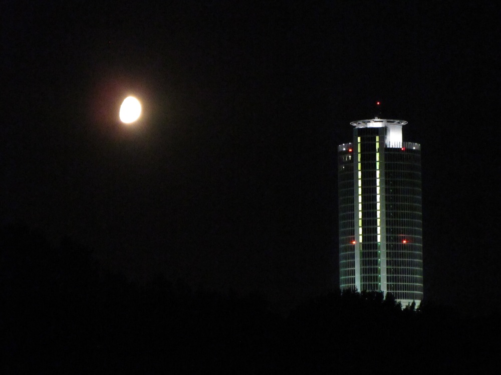 Auch in der Großstadt (Nürnberg) sieht man den Mond